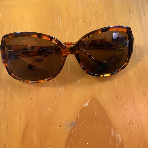 Women’s Sunglasses - Picture 2 of 4